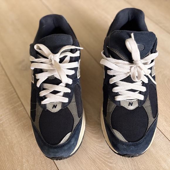 New Balance Dark Blue and Cream Sneakers - Picture 3 of 3